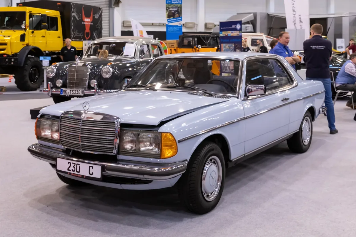 Mercedes 230 C na targach Techno Classica w Essen – dwudrzwiowe coupé serii W123; prostokątne halogeny cała gama coupé miała od początku. Zdjęcie: Matti Blume, CC BY-SA 4.0