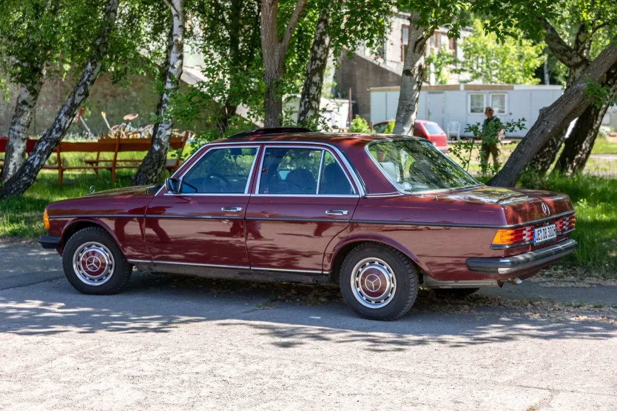 Mercedes W123 sedan na zlocie w Püttnitz (2018); wiśniowy lakier, chromy i kołpaki w bardzo dobrym stanie. Niemiecka tablica odpowiada formatowi tablicy zabytkowej „H”. Zdjęcie: Matti Blume, CC BY-SA 4.0