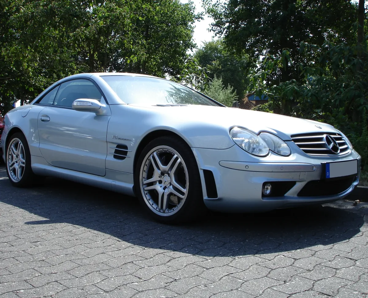 Tak wyglądał R230 przez pierwsze pięć lat: podwójne reflektory i maska bez jednej zbędnej linii. Egzemplarz SL 55 AMG sprzed liftingu 2006.