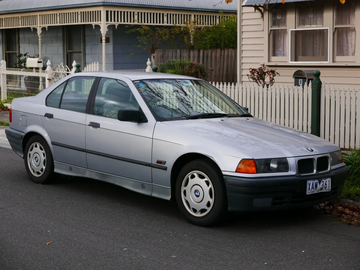 BMW serii 3 E36 318i z 1994 roku — benzynowa wersja 1.8, dokładnie ten typ auta, które od 2026 roku nie spełnia kryteriów emisyjnych krakowskiej strefy czystego transportu.