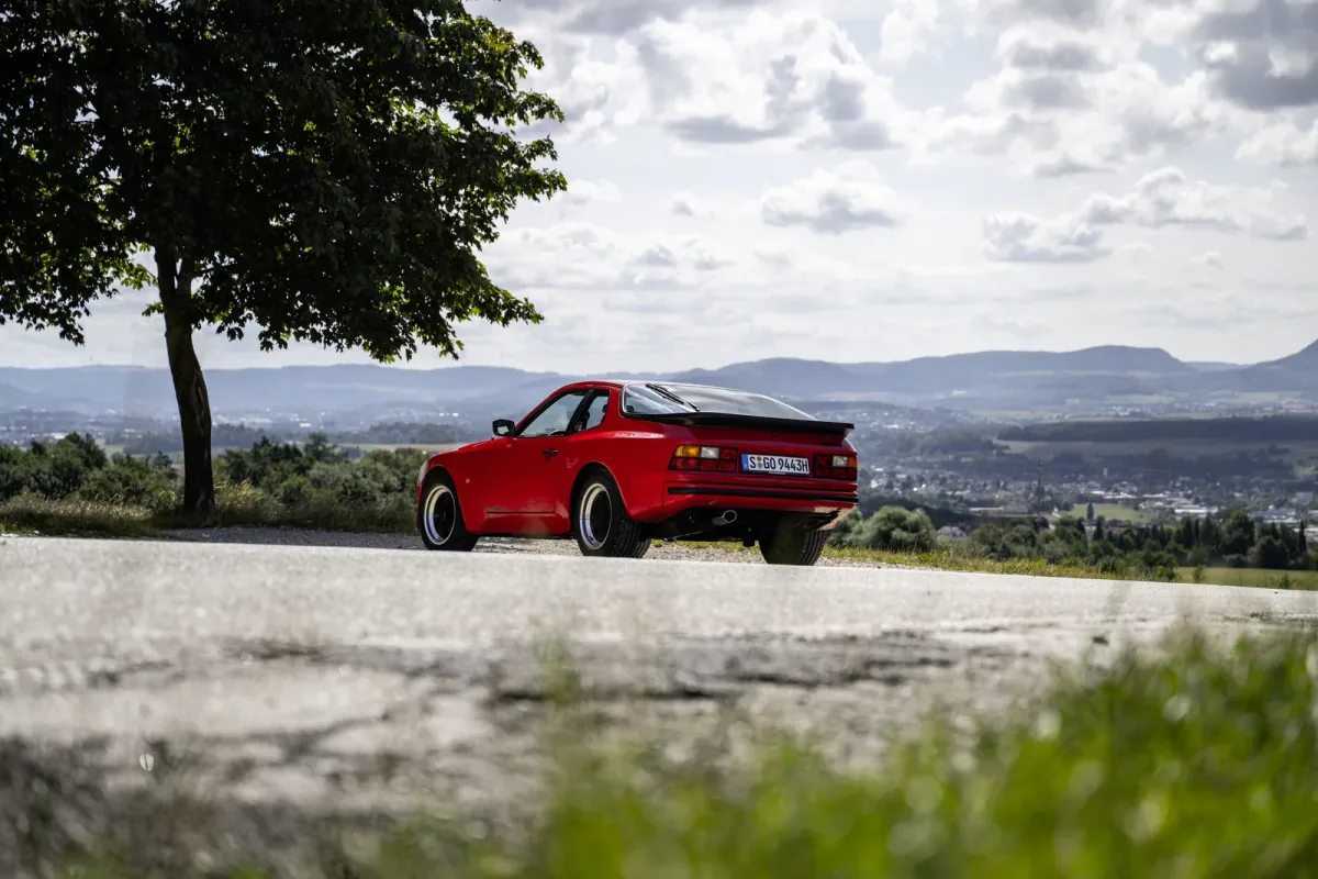 Wczesne Porsche 944 w wersji bazowej, widziane z tyłu i z lewej strony. Fot. Porsche AG