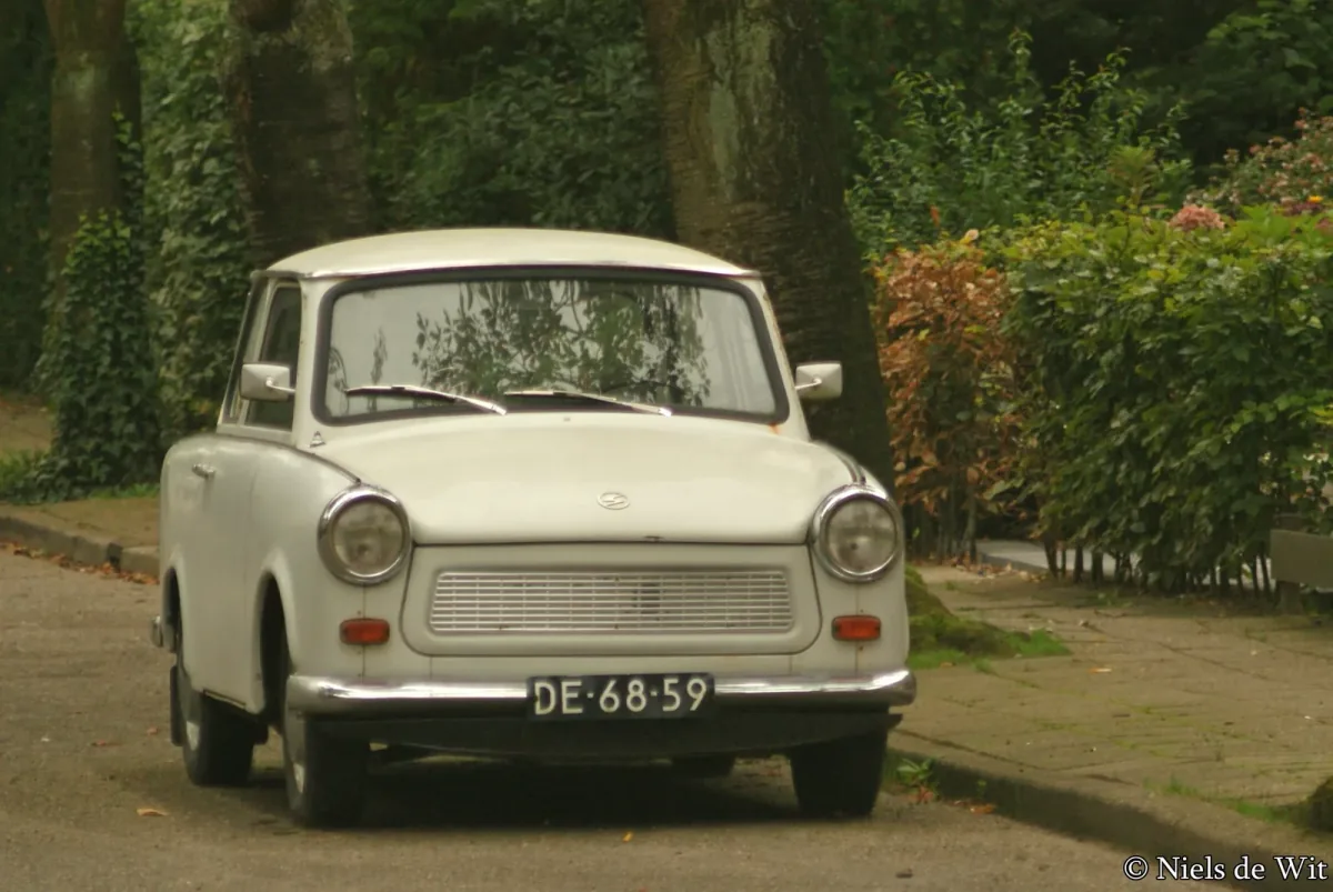 Wczesny Trabant 601 z owalem DDR przy tablicy. Konstrukcja z 1964 roku została w produkcji do wiosny 1990 — zmieniana tylko w szczegółach.