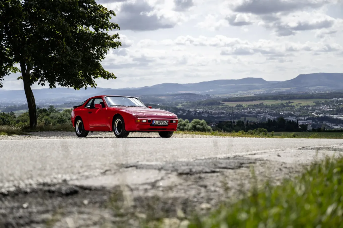 Przód i bok czerwonego Porsche 944 w wersji bazowej. Fot. Porsche AG