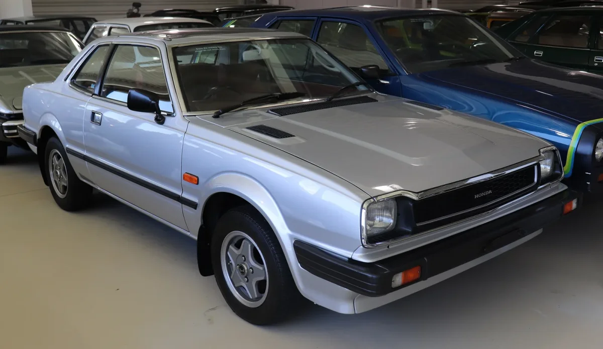 Pierwsza Prelude, rocznik 1979. Pod blachą leżała wydłużona płyta podłogowa Accorda, na zewnątrz — coupé, jakiego Honda wcześniej w gamie nie miała.