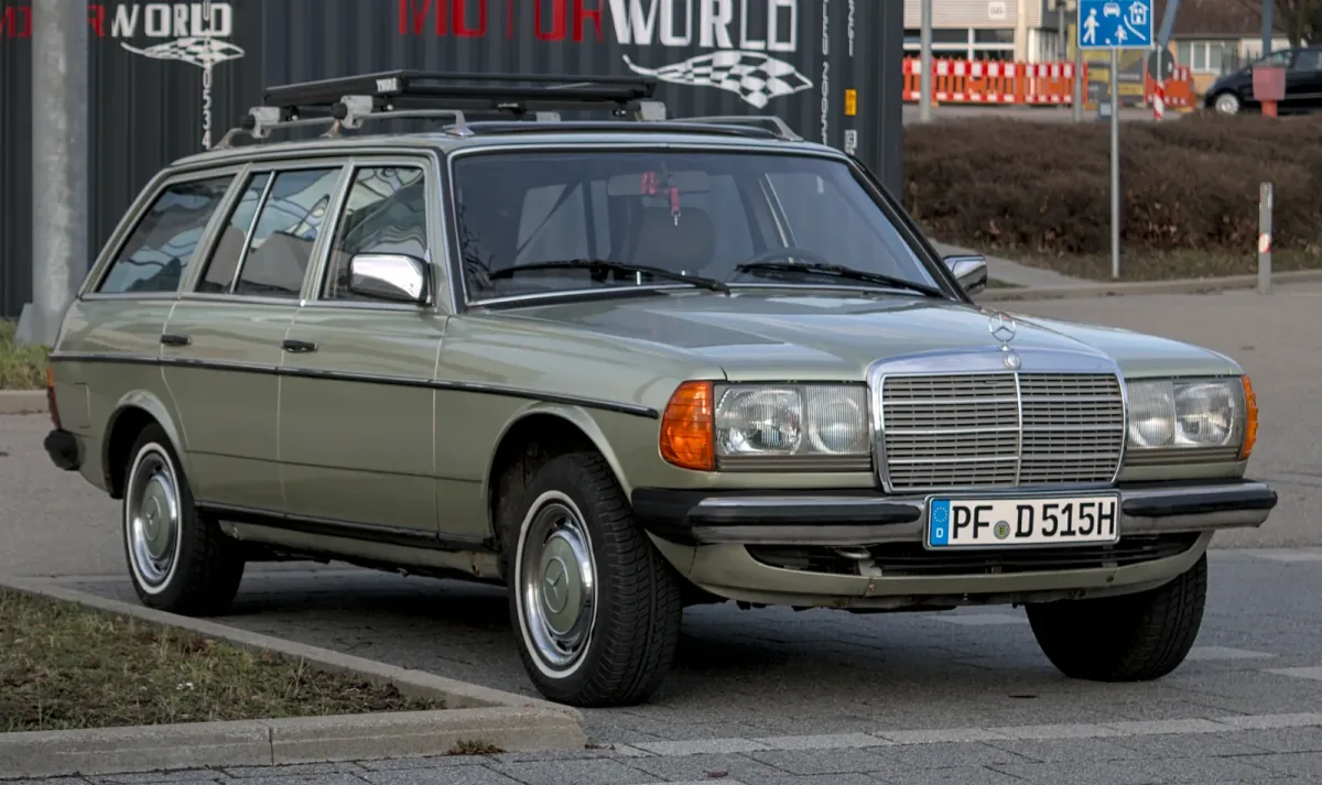 Mercedes-Benz W123 kombi (S123) z prostokątnymi reflektorami – w wersjach T nosiły je 280 TE i 300 TD Turbo, a od września 1982 wszystkie. Kołpaki i opony z białym pasem to modyfikacje właściciela. Zdjęcie: Alexander Migl, CC BY-SA 4.0