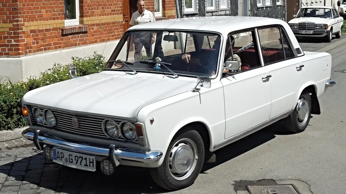 Wczesny Fiat 125p: sylwetka włoskiego Fiata 125, cztery okrągłe reflektory i chromowany zderzak z kłami. Pod maską — mechanika starszej rodziny 1300/1500
