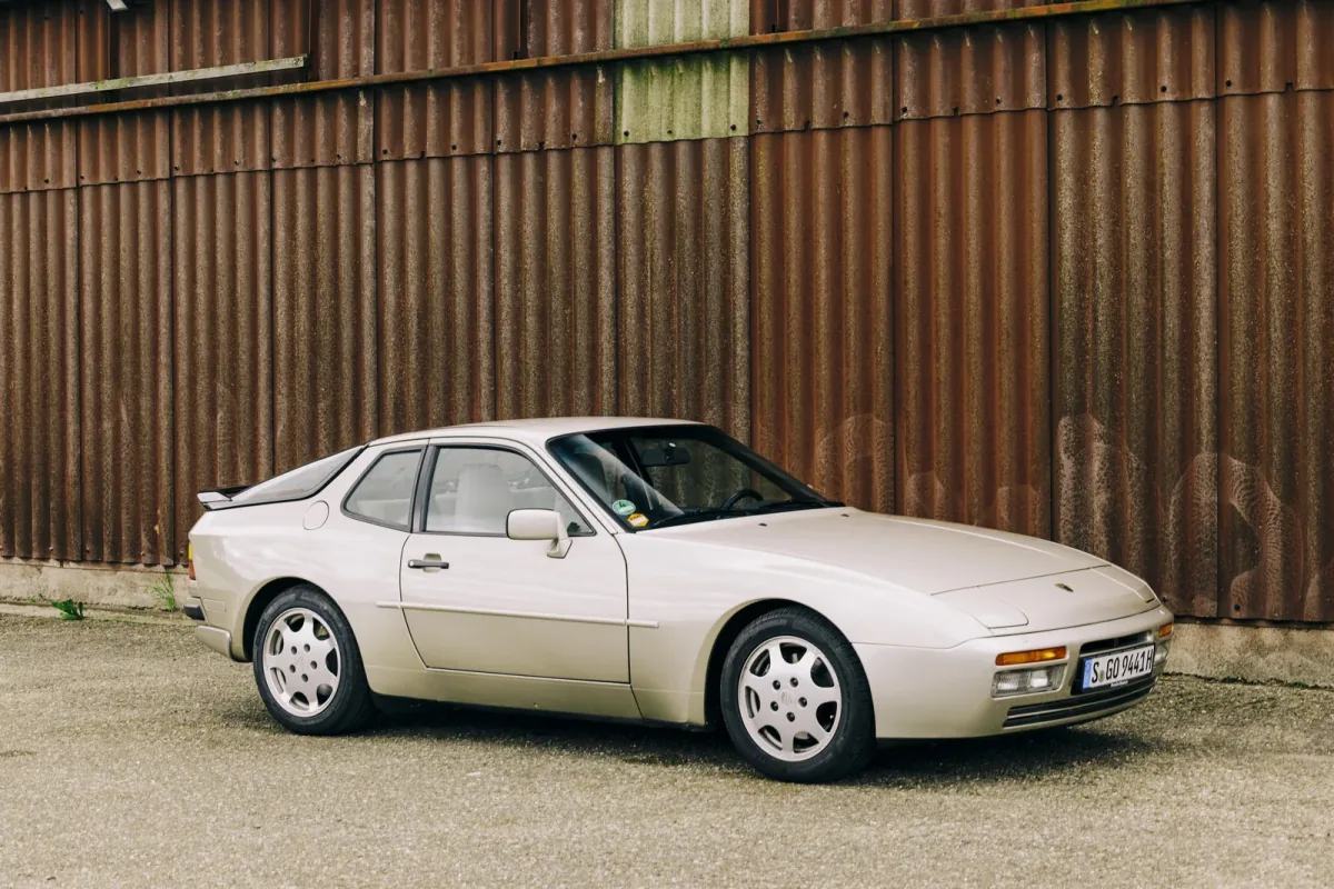 Późniejsze Porsche 944 Turbo z roku modelowego 1989 z opływowym przednim zderzakiem. Fot. Porsche AG