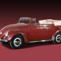 Bordowy 1200 Cabriolet, wersja budowana od 1954 do 1965 roku. Złożony dach nie chował się pod żadną pokrywę i leżał nad tyłem jak kufer.