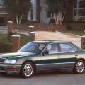 Rocznik 1996 na podjeździe pod amerykańską rezydencją. Lexus celował w klienta, który wcześniej kupował niemiecką limuzynę.