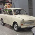 Trabant 601 S z 1988 roku — odmiana z dodatkowymi reflektorami i bogatszym wyposażeniem. Dziewięć na dziesięć wyprodukowanych Trabantów to właśnie 601.