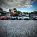 Jeden rząd, pięć dekad: Trabant, 126p, Mustang, przedwojenny kabriolet i Mercedes stanęły obok siebie pod „Wodnikiem". Fot. organizator zlotu