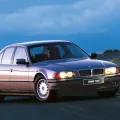 BMW 735i na górskiej drodze o zmierzchu. Ta powściągliwa bryła, ganiona w połowie lat dziewięćdziesiątych za brak prezencji, dziś czyta się jako klasa