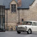 Morris Mini-Minor z 1959 roku na ulicy Oksfordu — kremowy lakier, koła 10-calowe i trzy metry długości. Ten sam kształt sprzedawano wtedy równolegle jako Austin Seven.