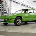 Zielone Porsche 924 z węższymi błotnikami niż w 944. Fot. Porsche AG