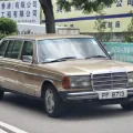 Mercedes V123 – przedłużona limuzyna serii W123. Taki właśnie wariant nadwozia ma taksówka z Maspalomas, która uzbierała ponad 7 milionów kilometrów. Zdjęcie: Jones028, CC BY 2.0