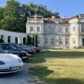 Pałac Łosiów w Narolu, przystanek na trasie. Na podjeździe Porsche 911 (996), Honda Legend i Mercedes SL R107. Fot. Ewa Byra / Fundacja Auto-Touring