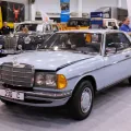 Mercedes 230 C na targach Techno Classica w Essen – dwudrzwiowe coupé serii W123; prostokątne halogeny cała gama coupé miała od początku. Zdjęcie: Matti Blume, CC BY-SA 4.0