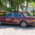 Mercedes W123 sedan na zlocie w Püttnitz (2018); wiśniowy lakier, chromy i kołpaki w bardzo dobrym stanie. Niemiecka tablica odpowiada formatowi tablicy zabytkowej „H”. Zdjęcie: Matti Blume, CC BY-SA 4.0