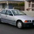 BMW serii 3 E36 318i z 1994 roku — benzynowa wersja 1.8, dokładnie ten typ auta, które od 2026 roku nie spełnia kryteriów emisyjnych krakowskiej strefy czystego transportu.