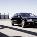 Dwadzieścia lat po premierze Volkswagen wyprowadził Phaetona na płytę lotniska. Limuzyna, której rynek nie chciał kupować, wygląda dziś lepiej niż w dniu debiutu.
