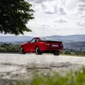 Wczesne Porsche 944 w wersji bazowej, widziane z tyłu i z lewej strony. Fot. Porsche AG