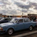 Niebieski sedan Mercedes-Benz W123 na zlotu w Bronowicach (2026). Pięćdziesiąt lat po premierze beczka wciąż jeździ po polskich drogach. Fot. Filip Radwański, klasyki.pl (za zgodą autora).