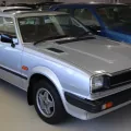 Pierwsza Prelude, rocznik 1979. Pod blachą leżała wydłużona płyta podłogowa Accorda, na zewnątrz — coupé, jakiego Honda wcześniej w gamie nie miała.