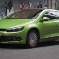 Volkswagen Scirocco III sprzed liftingu w zielonym lakierze Viperngrün — ujęcie 3/4 z przodu, seryjne kołpaki i ciemny dach, egzemplarz zaparkowany przy ulicy.