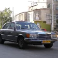 Mercedes-Benz 450 SEL (W116) na ulicy w Gdańsku, z przodu polska żółta tablica zabytkowa GD 87A z piktogramem pojazdu historycznego