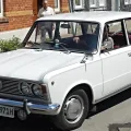 Wczesny Fiat 125p: sylwetka włoskiego Fiata 125, cztery okrągłe reflektory i chromowany zderzak z kłami. Pod maską — mechanika starszej rodziny 1300/1500