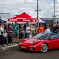 Honda NSX z chowanymi reflektorami. Przy modernizacji na rok modelowy 2002 zastąpiono je stałymi światłami.