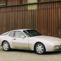 Późniejsze Porsche 944 Turbo z roku modelowego 1989 z opływowym przednim zderzakiem. Fot. Porsche AG