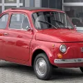 Czerwona Nuova z drzwiami zawieszonymi z przodu – tak wyglądało auto w ostatniej dekadzie produkcji. Fot. Alexander Migl, Wikimedia Commons, CC BY-SA 4.0.