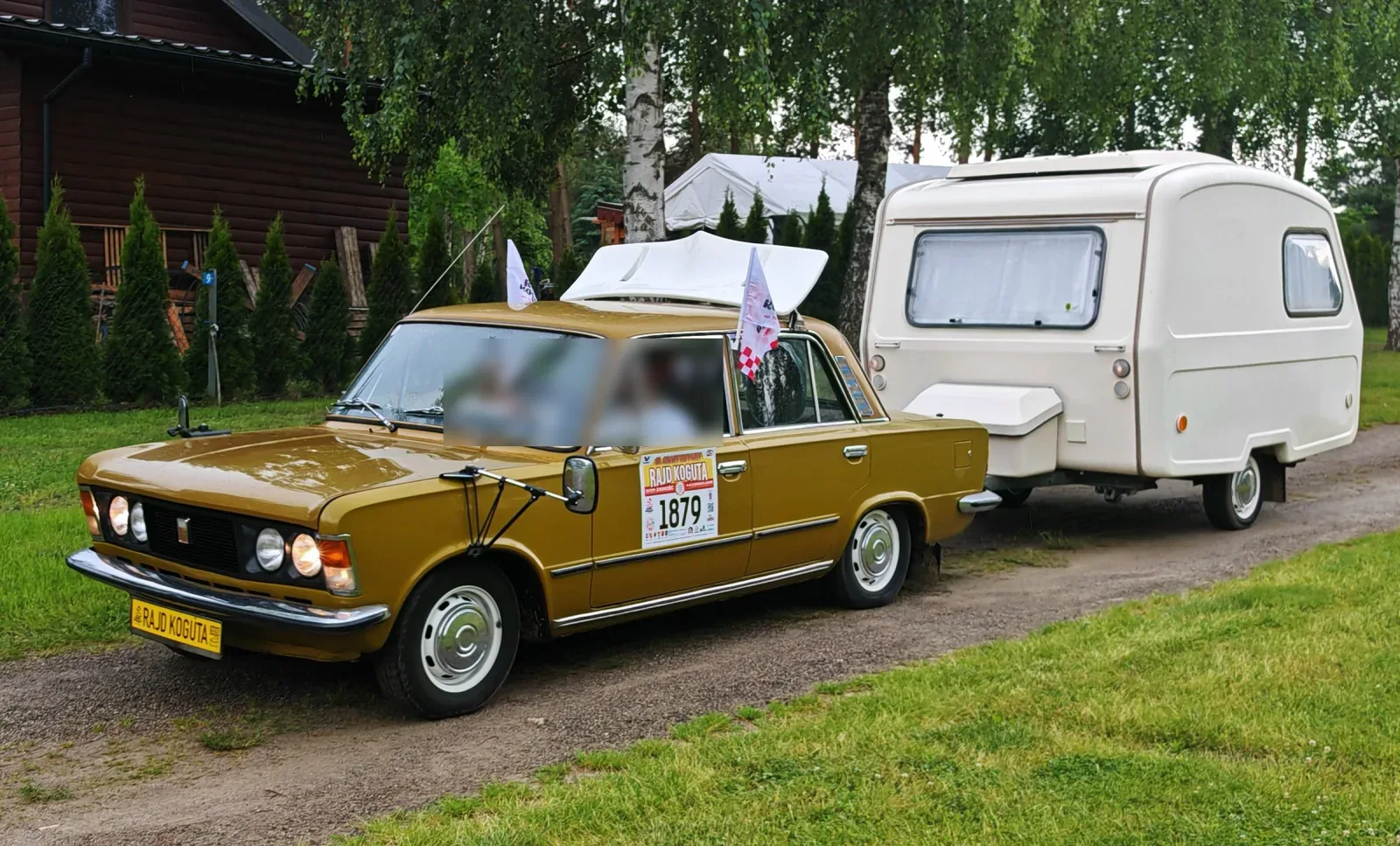 Polski Fiat 125p z przyczepą kempingową na Rajdzie Koguta w Życinach w czerwcu 2026 r.