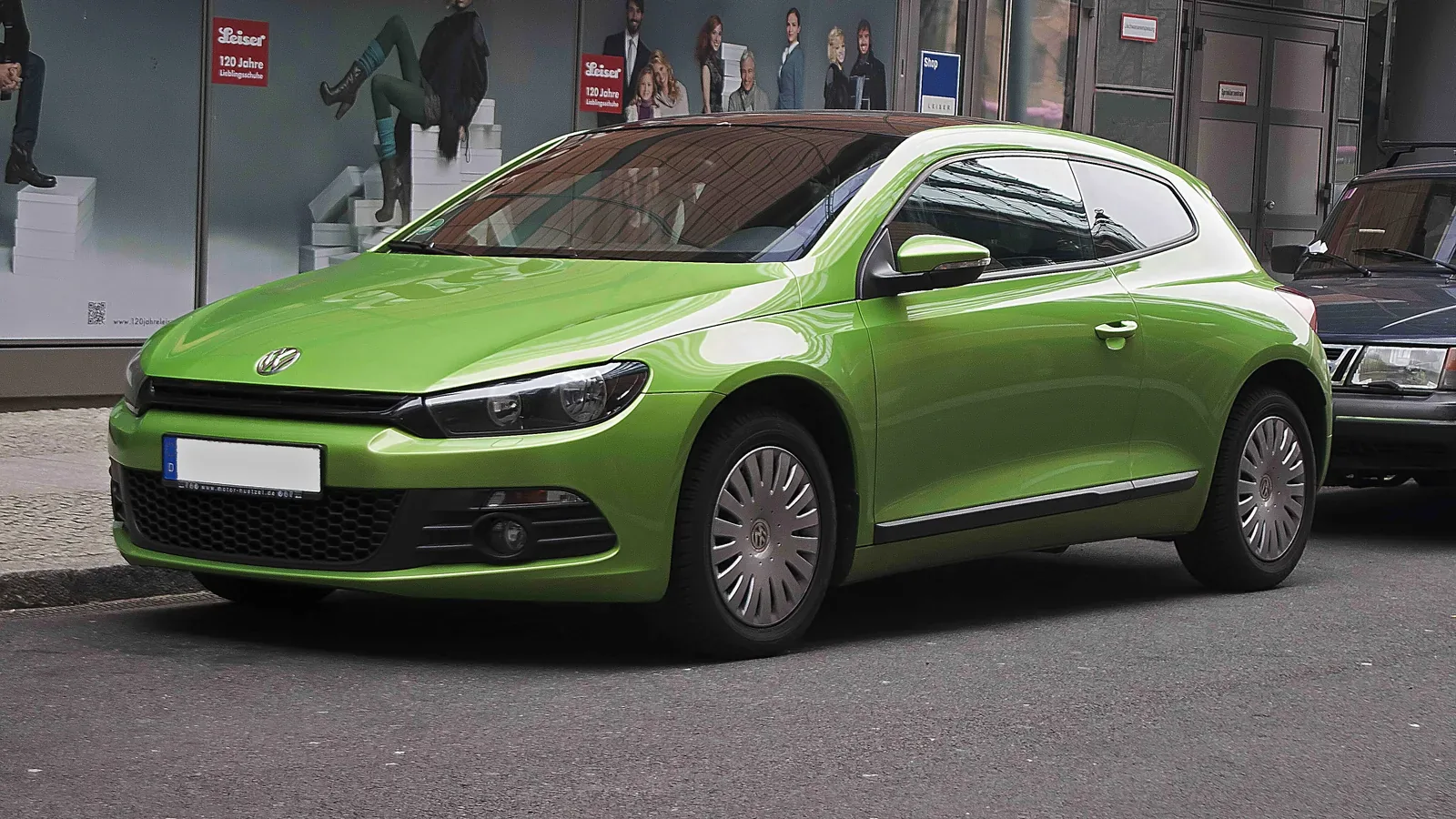 Volkswagen Scirocco III sprzed liftingu w zielonym lakierze Viperngrün – ujęcie 3/4 z przodu, seryjne kołpaki i ciemny dach, egzemplarz zaparkowany przy ulicy.