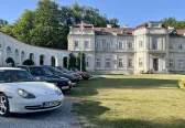 Pałac Łosiów w Narolu, przystanek na trasie. Na podjeździe Porsche 911 (996), Honda Legend i Mercedes SL R107. Fot. Ewa Byra / Fundacja Auto-Touring