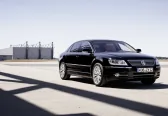 Dwadzieścia lat po premierze Volkswagen wyprowadził Phaetona na płytę lotniska. Limuzyna, której rynek nie chciał kupować, wygląda dziś lepiej niż w dniu debiutu.
