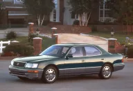 Rocznik 1996 na podjeździe pod amerykańską rezydencją. Lexus celował w klienta, który wcześniej kupował niemiecką limuzynę.