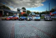 Jeden rząd, pięć dekad: Trabant, 126p, Mustang, przedwojenny kabriolet i Mercedes stanęły obok siebie pod „Wodnikiem". Fot. organizator zlotu