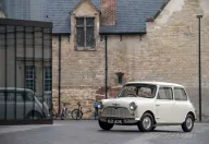 Morris Mini-Minor z 1959 roku na ulicy Oksfordu — kremowy lakier, koła 10-calowe i trzy metry długości. Ten sam kształt sprzedawano wtedy równolegle jako Austin Seven.