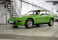 Zielone Porsche 924 z węższymi błotnikami niż w 944. Fot. Porsche AG