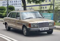 Mercedes V123 – przedłużona limuzyna serii W123. Taki właśnie wariant nadwozia ma taksówka z Maspalomas, która uzbierała ponad 7 milionów kilometrów. Zdjęcie: Jones028, CC BY 2.0