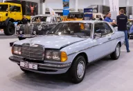Mercedes 230 C na targach Techno Classica w Essen – dwudrzwiowe coupé serii W123; prostokątne halogeny cała gama coupé miała od początku. Zdjęcie: Matti Blume, CC BY-SA 4.0