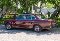 Mercedes W123 sedan na zlocie w Püttnitz (2018); wiśniowy lakier, chromy i kołpaki w bardzo dobrym stanie. Niemiecka tablica odpowiada formatowi tablicy zabytkowej „H”. Zdjęcie: Matti Blume, CC BY-SA 4.0