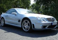 Tak wyglądał R230 przez pierwsze pięć lat: podwójne reflektory i maska bez jednej zbędnej linii. Egzemplarz SL 55 AMG sprzed liftingu 2006.