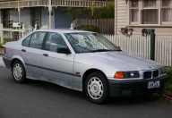 BMW serii 3 E36 318i z 1994 roku — benzynowa wersja 1.8, dokładnie ten typ auta, które od 2026 roku nie spełnia kryteriów emisyjnych krakowskiej strefy czystego transportu.