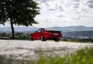 Wczesne Porsche 944 w wersji bazowej, widziane z tyłu i z lewej strony. Fot. Porsche AG