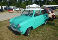 Mikrus MR-300 w turkusowym kolorze z białym dachem na trawie, ujęcie trójćwarte z przodu i lewego boku, na polskich tablicach; w tle zlot zabytkowych pojazdów. Fot. MartinHansV, Wikimedia Commons, licencja CC BY 3.0