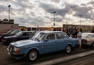 Niebieski sedan Mercedes-Benz W123 na zlotu w Bronowicach (2026). Pięćdziesiąt lat po premierze beczka wciąż jeździ po polskich drogach. Fot. Filip Radwański, klasyki.pl (za zgodą autora).