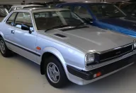 Pierwsza Prelude, rocznik 1979. Pod blachą leżała wydłużona płyta podłogowa Accorda, na zewnątrz — coupé, jakiego Honda wcześniej w gamie nie miała.